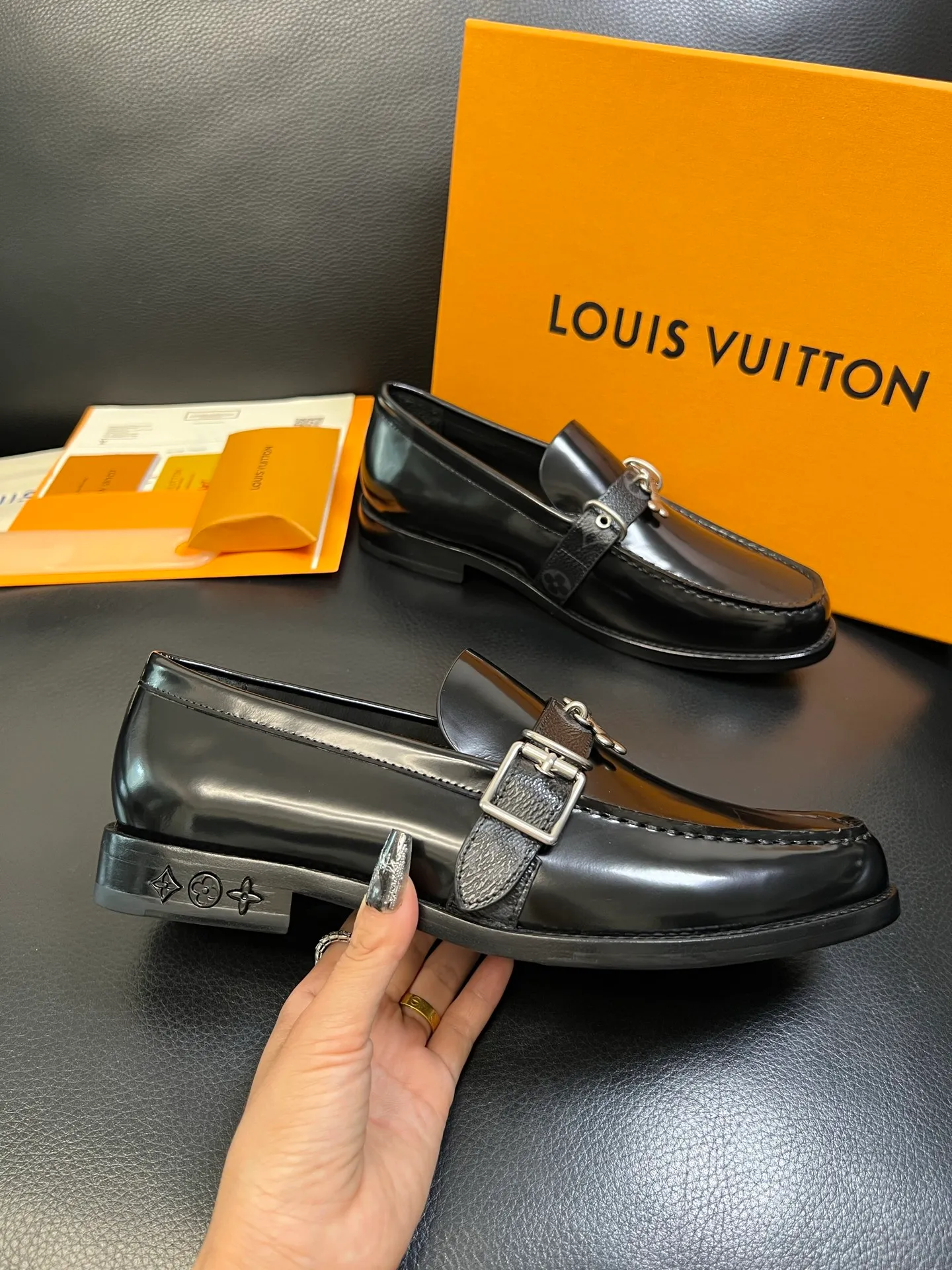Men's shoes 💰920 Lv high quality top crafts Louis Vuitton leather shoes counter synchronized with original factory configuration, uppers imported from Italy, imported water-dyed cowhide lining, soles: original genuine leather soles specially provided by the original factory, original factory and single goods, welcome to compare, code number 39-44 (customized 38 45 46)